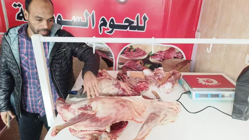بالصور.. الجيزة تضبط 3.5 طن لحوم ودواجن فاسدة بأكتوبر