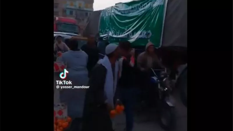 فيديو أحدث ضجة.. حكاية عم ربيع بائع البرتقال الذي دعم أهل غزة