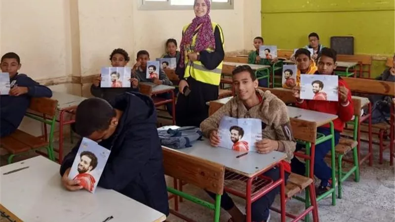محمد صلاح في حى الأسمرات لتوعية طلاب المدارس بأضرار تعاطى المخدرات