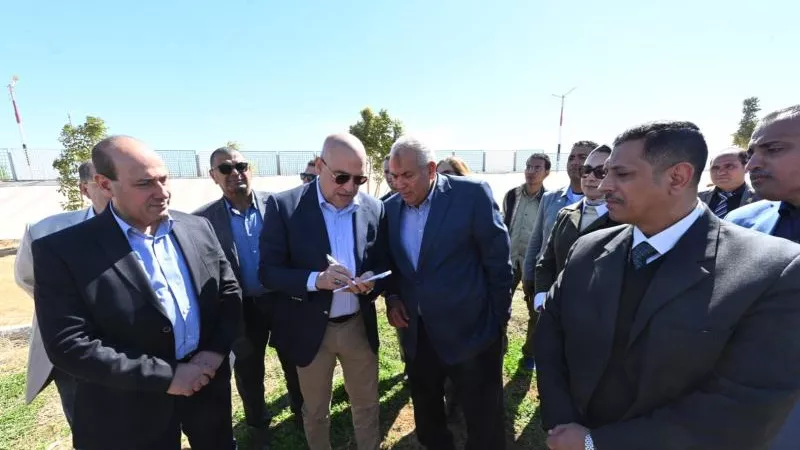 بالصور.. وزير الإسكان ومحافظ الوادى الجديد يتفقدان حديقة 30 يونيو الترفيهية