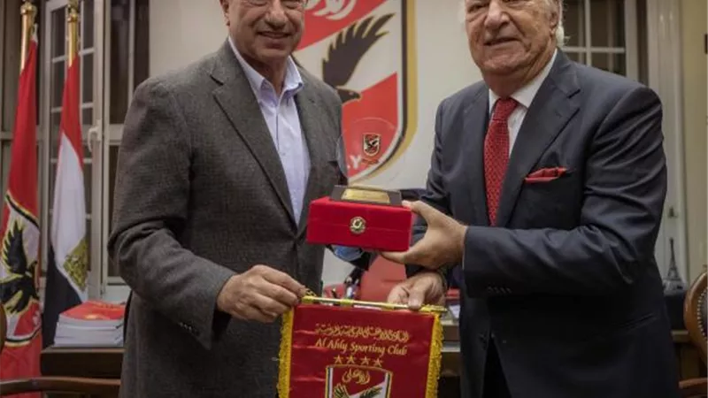 الخطيب يهدي درع الأهلي إلى الموسيقار عمر خيرت
