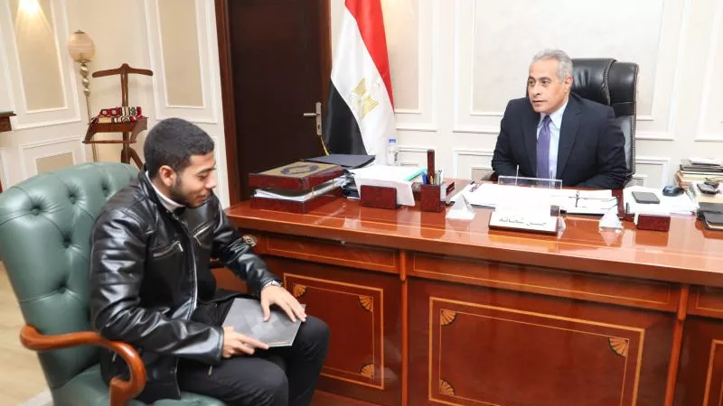 شاهد.. حسن شحاتة يستقبل شاب من ذوي الهمم ويوفر له فرصة عمل