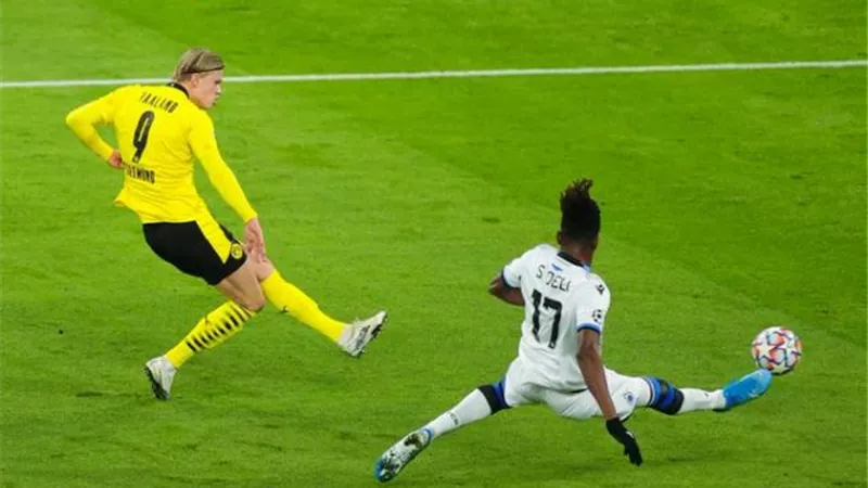 دورتموند يكتسح كلوب بروج بثلاثية في دوري أبطال أوروبا