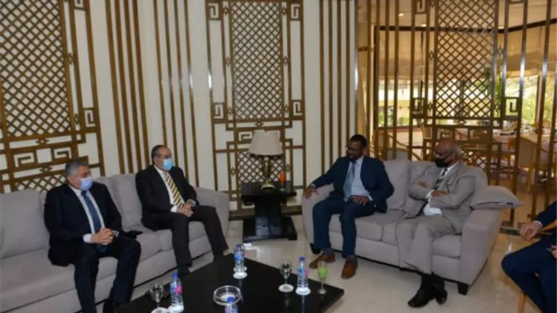 وزير الطيران يبحث مع وزير النقل السودانى تعزيز التعاون المشترك