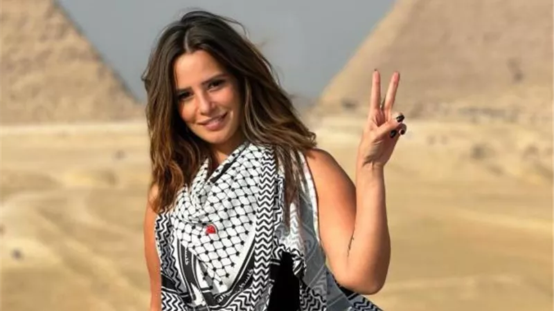 إيمان العاصي في لقطة مثيرة للجدل تعترف: أنا أحبك ! ..صور