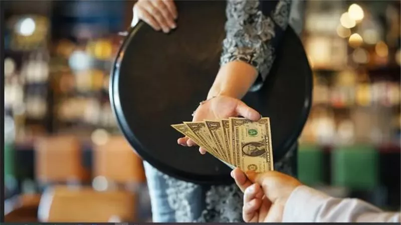 آخر تقاليع كورونا.. مليونير يدفع 3 آلاف دولار «بقشيش» على فاتورة بـ7 دولارات