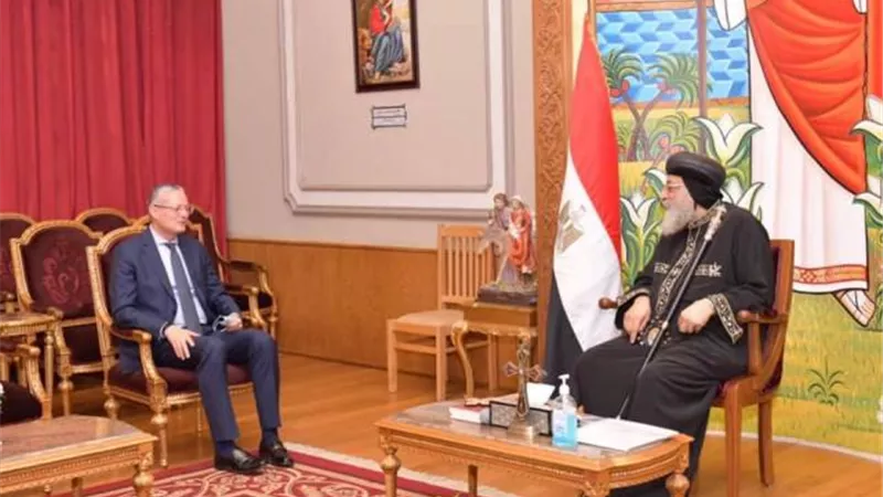 البابا تواضروس يهدى السفير المصرى فى بولندا مجسما لمصر والعائلة المقدسة