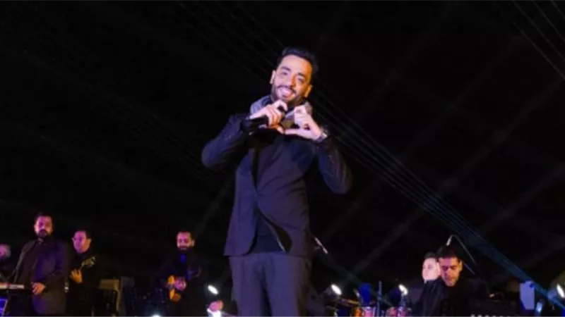 بالصور.. تفاعل الجمهور مع رامي جمال وهارموني عند سفح الأهرامات