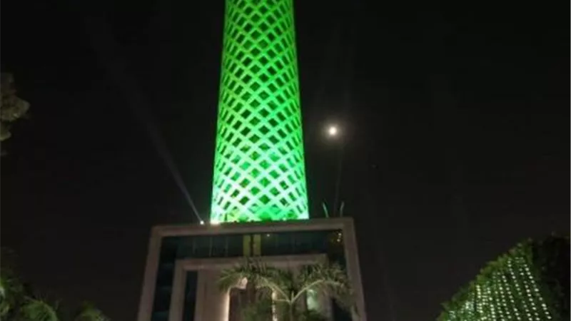 برج القاهرة يتزين بعباراة ”مصرأولا.. لا للتعصب” قبل نهائي القرن (صور)