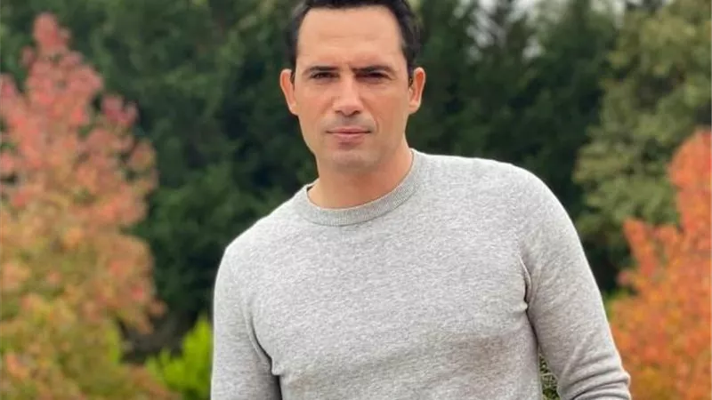 بالفيديو.. فريق عمل مسلسل ”عروس بيروت” يحتفل بعيد ميلاد ظافر العابدين