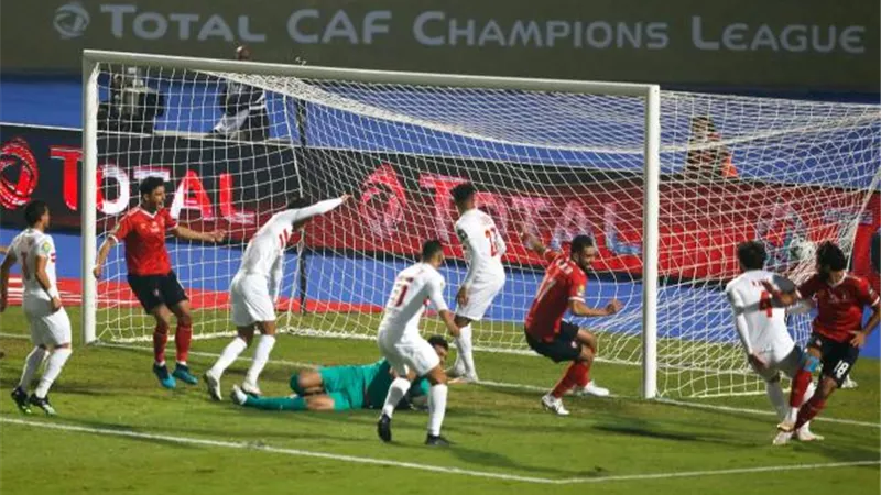 نهائي القرن.. شوط أول ناري بين الأهلي والزمالك ينتهي بهدف لكل فريق