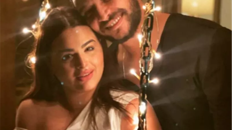 أحمد خالد صالح يغازل زوجته ويصفها بالشمس المشرقة