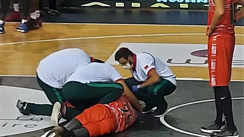 إصابة خطيرة للاعب المنتخب المغربي لكرة السلة ونقله لأحد المستشفيات الخاصة