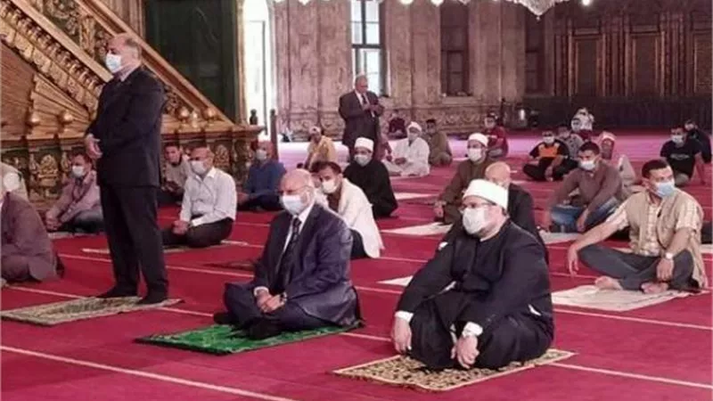 الإفتاء تكشف حكم لبس الكمامة في الصلاة