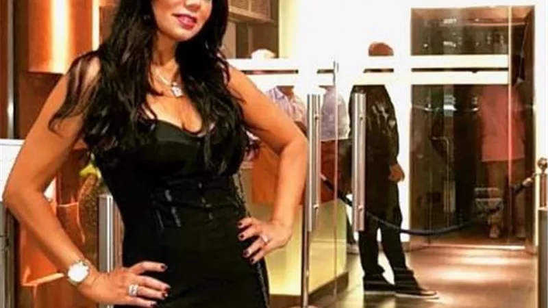 شاهد.. رانيا يوسف تخطف الانظار بفستان أسود جذاب