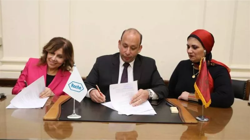 لتجديد خدمات المعامل.. مستشفيات جامعة القاهرة توقع اتفاقية تعاون مع روش العالمية