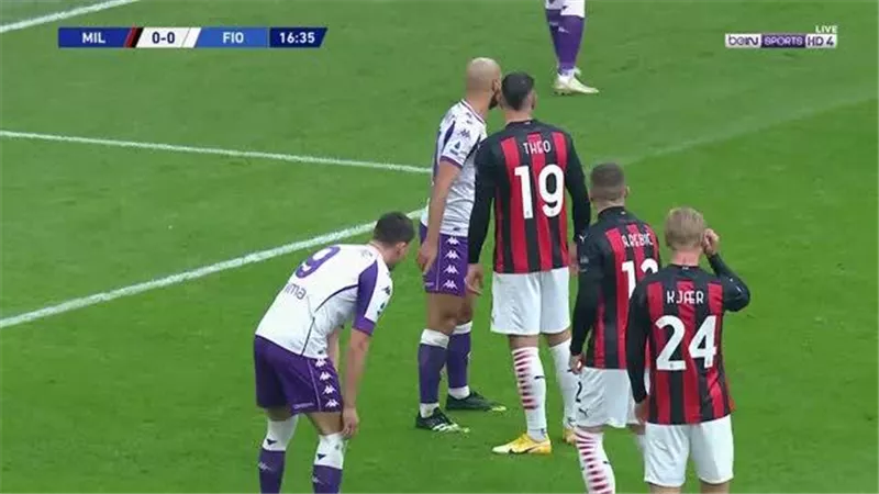 ميلان يضرب فيورنتينا بهدفين ويتصدر الدوري الإيطالي