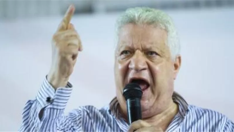 مرتضى منصور يجمع متعلقاته ويغادر الزمالك بعد قرار إيقاف وحل المجلس
