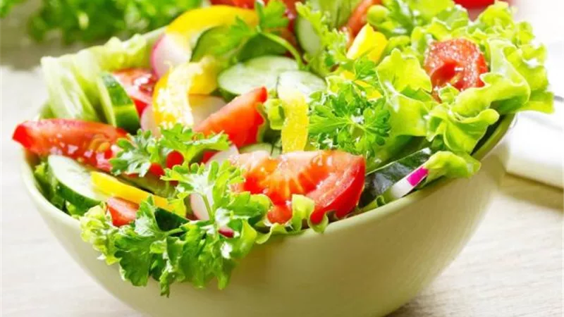 بأبسط الخطوات.. طريقة سحرية لعمل طبق سلطة مميز