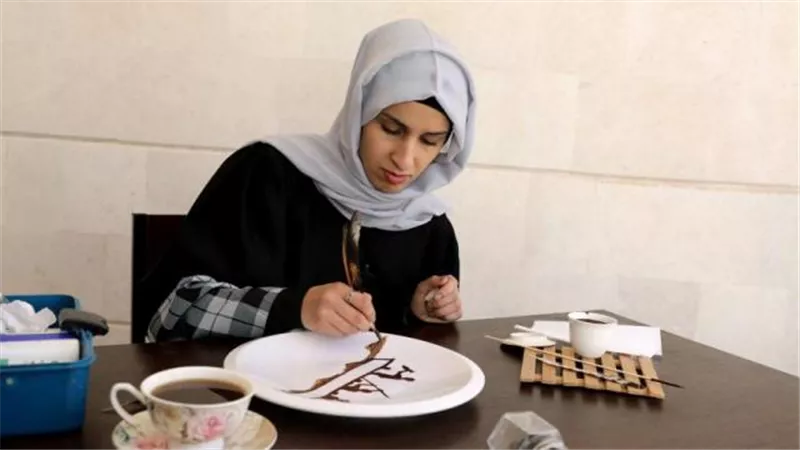 البن اليمني .. فنانة ترسم بالقهوة للتعبير عن آلام شعب ”سد مأرب” و”صنعاء”