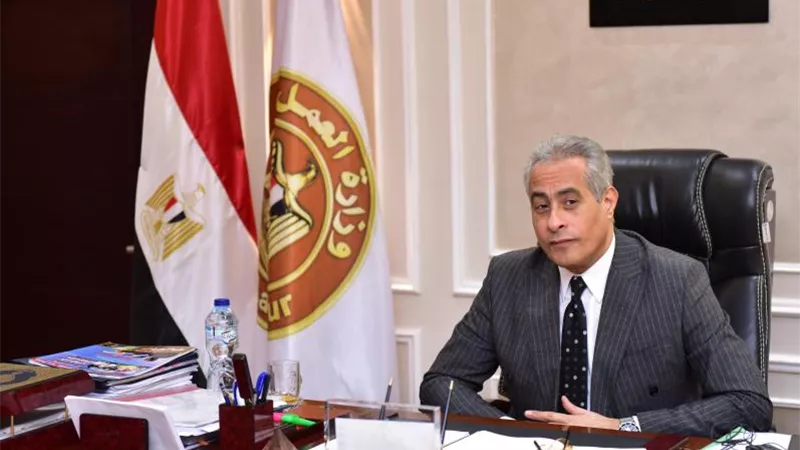 بالصور.. «شحاتة» في اجتماع ثلاثي هام بشأن قانون العمل