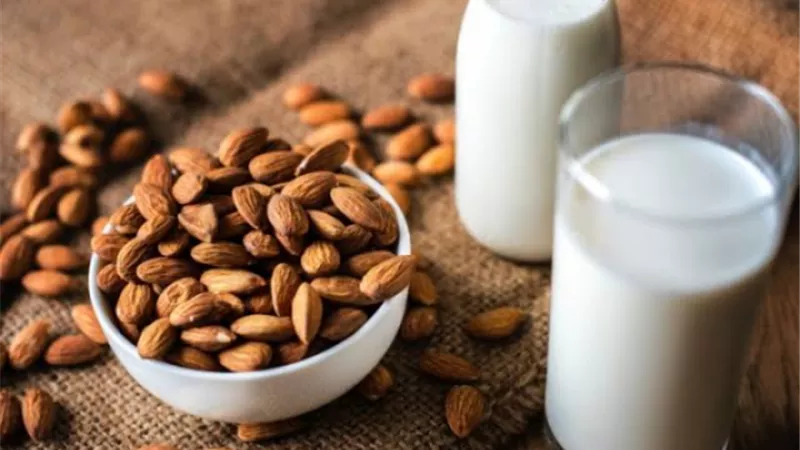ماذا يحدث للجسم عند تناول كوب من حليب اللوز؟