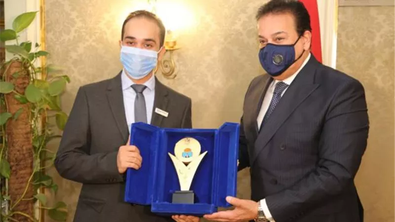بالصور .. وزير التعليم العالى يكرم الدكتور ماركو زكى الفائز بجائزة نيوتن العلمية 2020