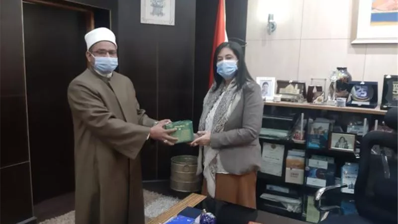 الأوقاف تهدى كلية الإعلام مجموعات من سلسلة (رؤية) للفكر المستنير