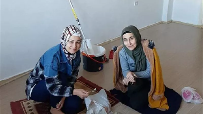 إسراء وجنة.. مدرستان تعملان في ”النقاشة” من أجل ”لقمة العيش” بالحلال