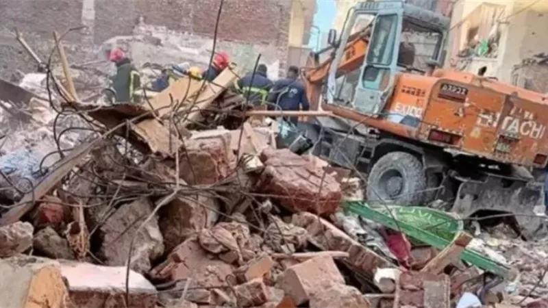 انهيار عقار بالأسكندرية ومصرع شخصين حتى الآن.. تفاصيل