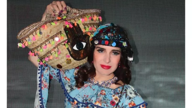 ميرنا وليد تنتهي من العرض المسرحي قمر الغجر