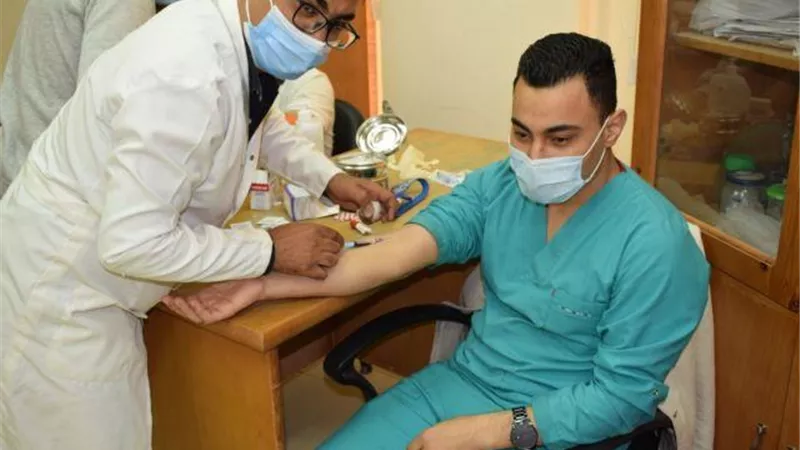 بالصور .. الجامعة المصرية الروسية تجرى تحليلاً لطلاب الأسنان قبل التعامل مع المرضى فى العيادات