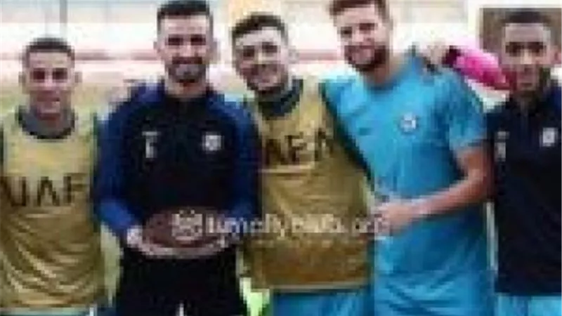 لاعبو الإسماعيلي يحتفلون بعيد ميلاد دونجا على هامش المران