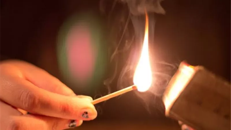 طفلة سرقت شيكولاته..  الأم تعاقبها بحرق يديها بالنار.. والنيابة تأمر بحبس الأب