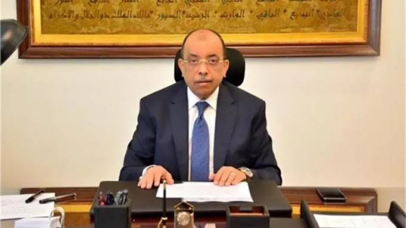 وزير التنمية المحلية يُفجر مفاجأة بشأن التزام المحال بمواعيد الغلق الجديدة