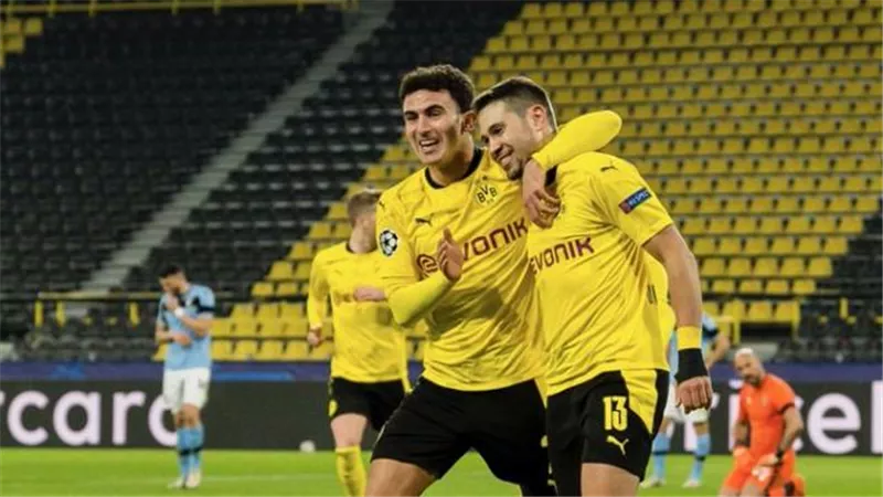 دورتموند يتفوق على لاتسيو في الشوط الأول بهدف جيريرو