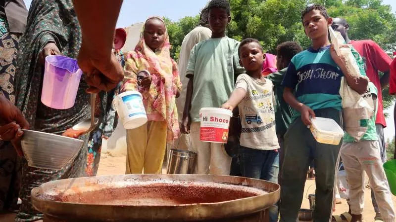 أطفال السودان في مرمي النيران.. خطر المجاعة والأمراض يُهدد الملايين وتجنيدهم من قبل الدعم السريع ينتهك حقوقهم