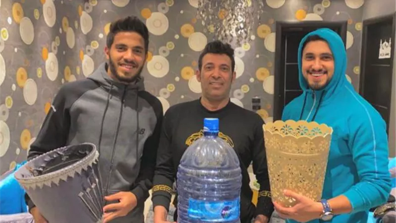 سعد الصغير يحتفل بجائزة أحسن غسيل بيت من زوجته بصورة مع أبنائه