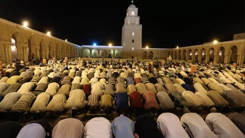 حكم التخلف عن أداء صلاة التراويح في المسجد بسبب العمل| «الإفتاء» توضح
