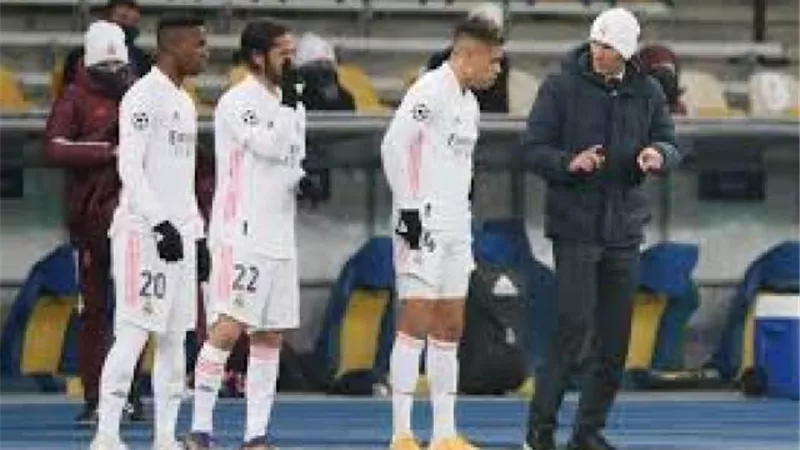 زيدان يعلن قائمة ريال مدريد لمواجهة إشبيلية بالدوري الإسباني
