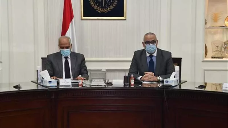 منها وضع حلول سريعة لها.. وزير الإسكان يصدر توجيهات مشددة لإنهاء مشكلات المياه والصرف الصحي بالجيزة
