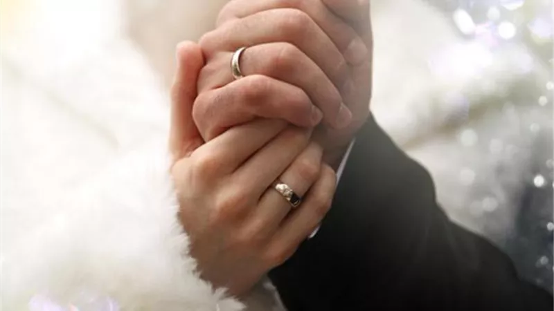 أثار خلافاً بين العلماء.. تعرف على حكم ملامسة الزوج لزوجته بعد الوضوء