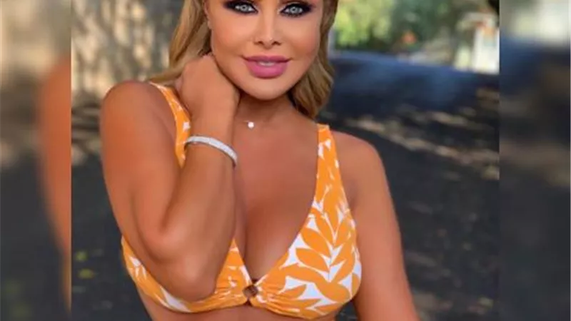 رولا سعد تشعل مواقع التواصل بفستان برتقالي جرىء (صور)