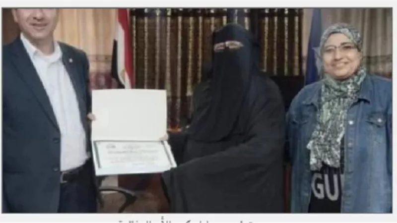 مدير تعليم دمياط يقوم بتكريم الأم المثالية فى عيد الأم