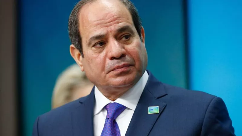 احتفالاً بذكرى العاشر من رمضان.. الرئيس السيسي يصل مسجد المشير طنطاوي لأداء صلاة الجمعة