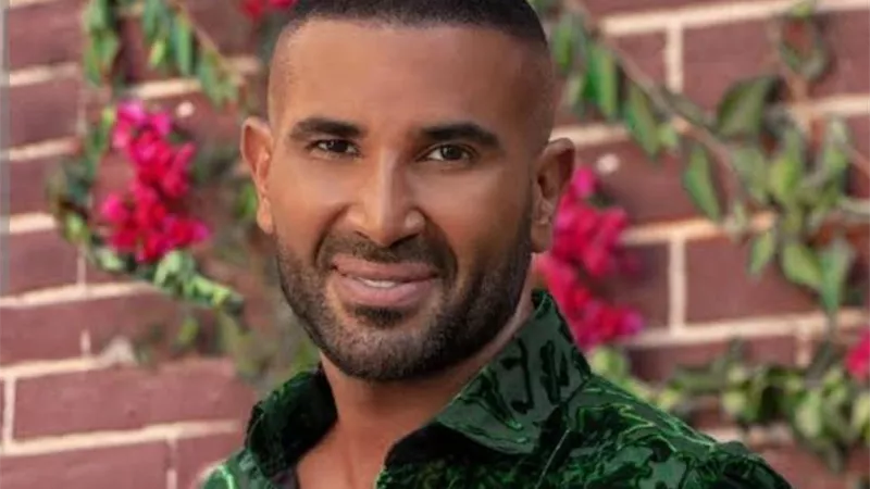 أحمد سعد يتصدر التريند بعد حديثه عن الحلق والقميص الشبك وشقيقه الثالث