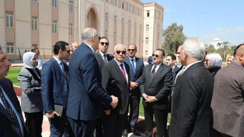 صور وزير التعليم يتفقد جاهزية مدرسة الجمهورية الجديدة الرسمية الدولية ”IPS”(صور)