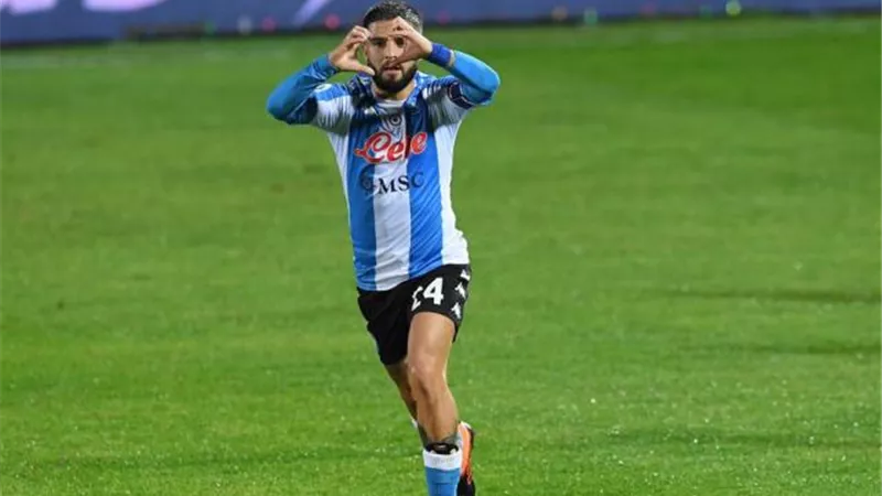 نابولي يضرب كاروتوني برباعية في الدوري الإيطالي