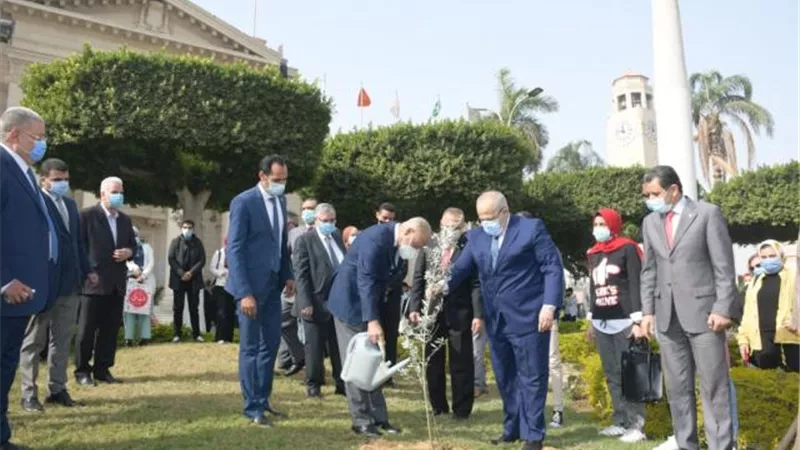 بالصور.. أبو الغيط والخشت يزرعان شجرة زيتون في جامعة القاهرة للدعوة إلى السلام