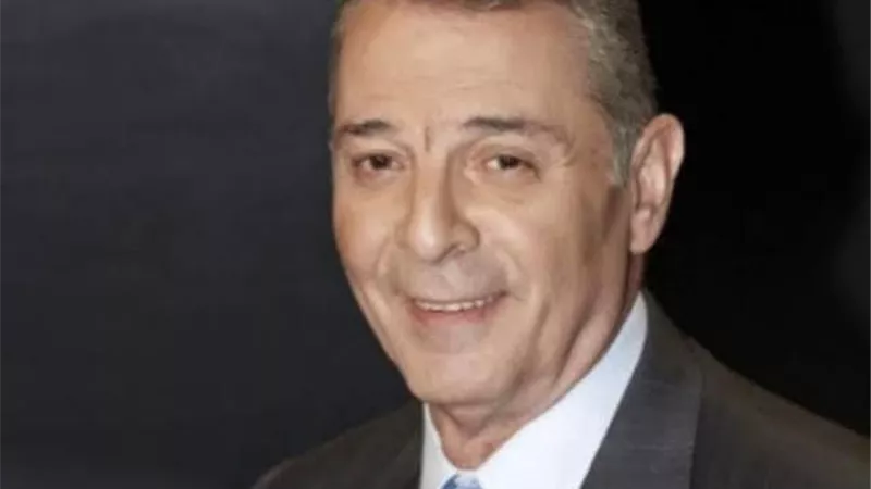 بدأ مشواره بالرقص.. خلع أسنانه من أجل الفن.. تزوج مرتين ..حصل على لقب ”أبو البنات” .. حكايات ساخنة عن  محمود حميدة
